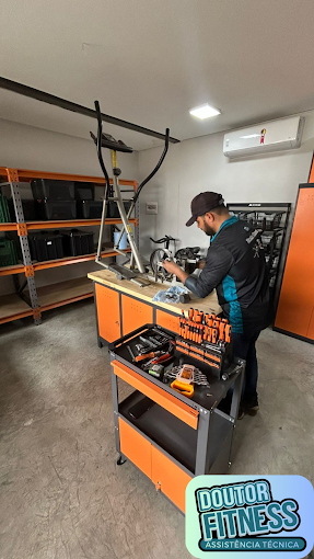 Painel de equipamento fitness em manutenção
